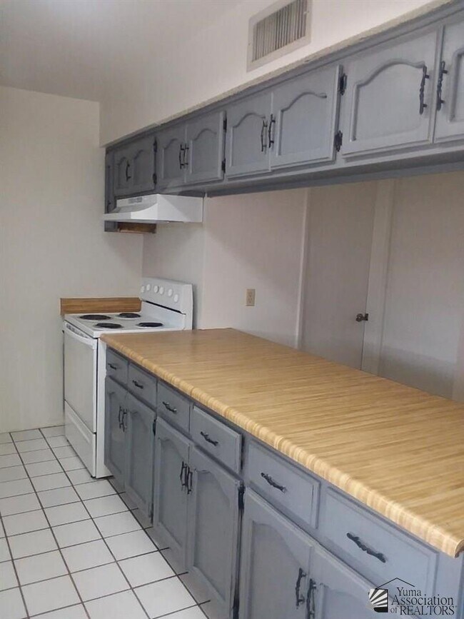 Building Photo - 833 S Avenue A