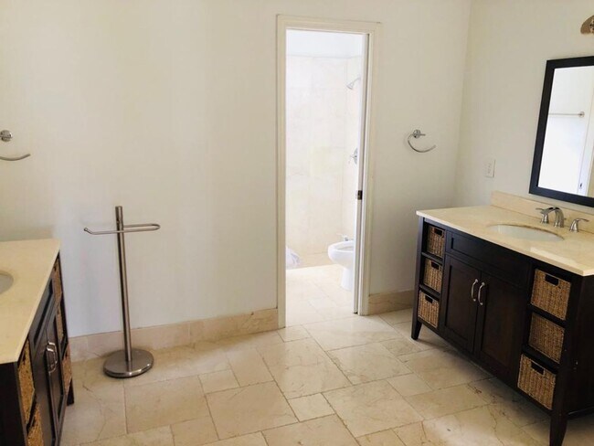 Building Photo - 2653 Oakbrook Dr