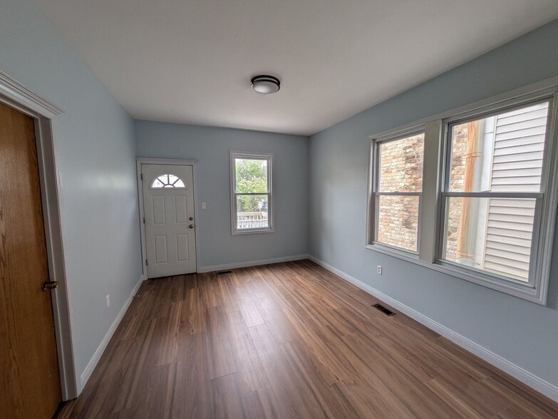 Building Photo - 1934 W 21st Pl