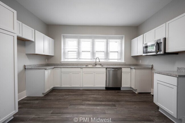 Building Photo - "Charming 3-Bedroom Duplex Haven on W 29th St – Spacious 1031 Sq Ft Gem in Indianapolis!"