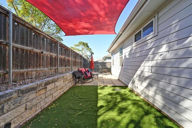 Building Photo - 2108 Hermia St