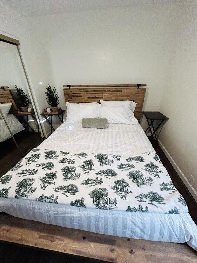 Building Photo - 2 bedroom downtown condo next to the Hospi...