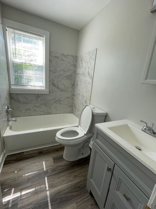 Building Photo - Coming Soon! Refreshed 1 Bed, 1 Bath Apt.