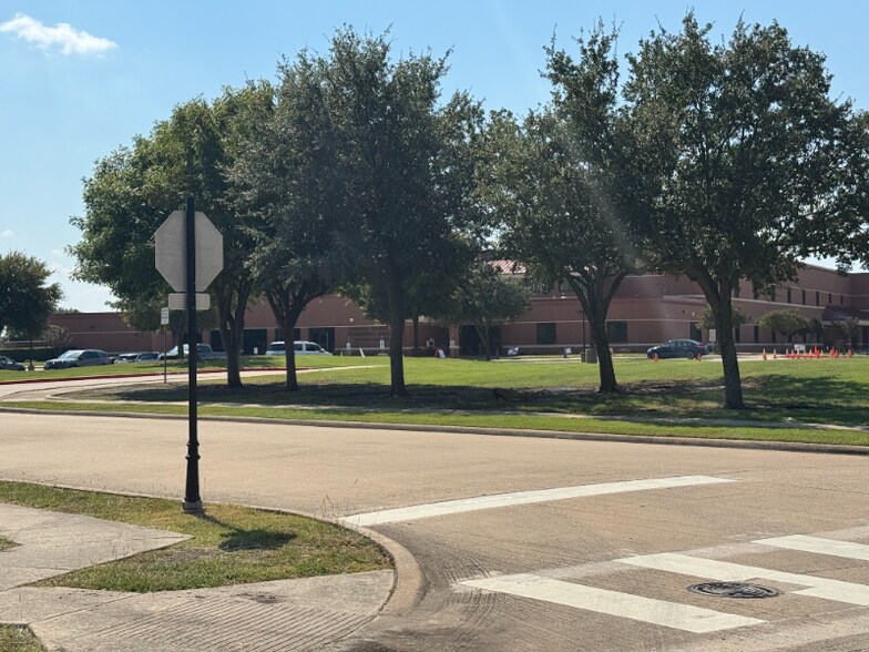 Building Photo - 903 Redbud Dr