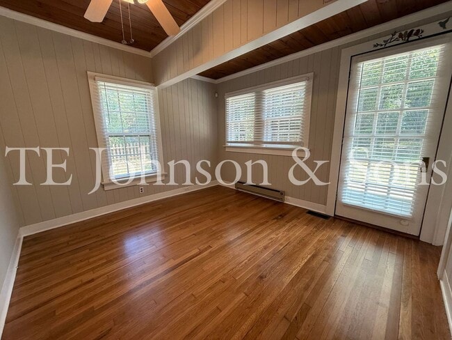 Building Photo - 817 S Hawthorne Rd