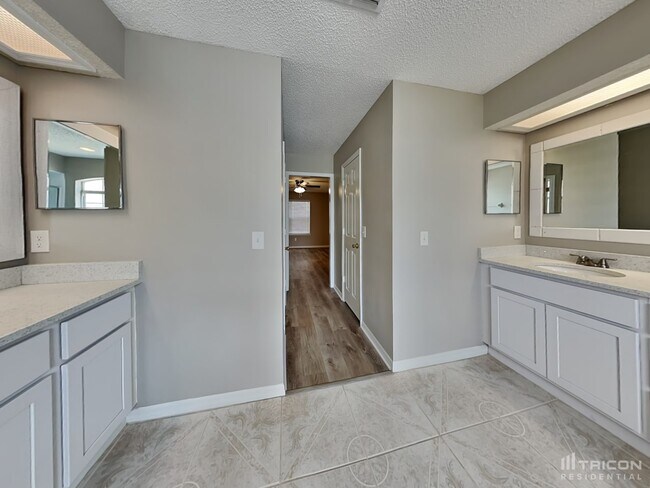Building Photo - 8911 Country Bend Cir N