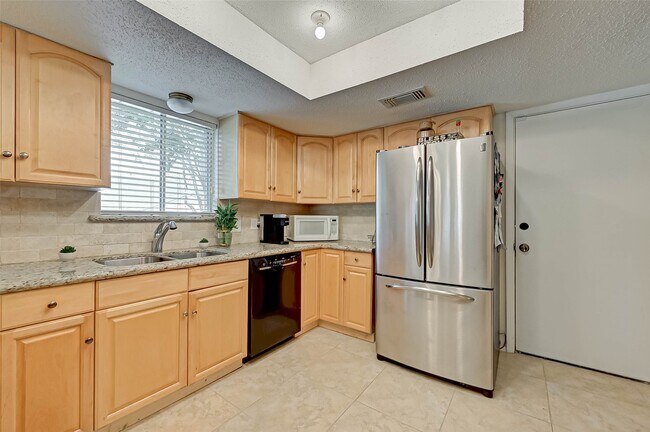 Building Photo - 16355 Sierra Grande Dr