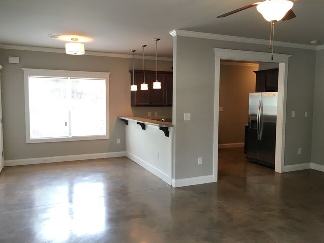 Building Photo - Pre- Leasing Fall 2026 5 Bedroom Near Down...