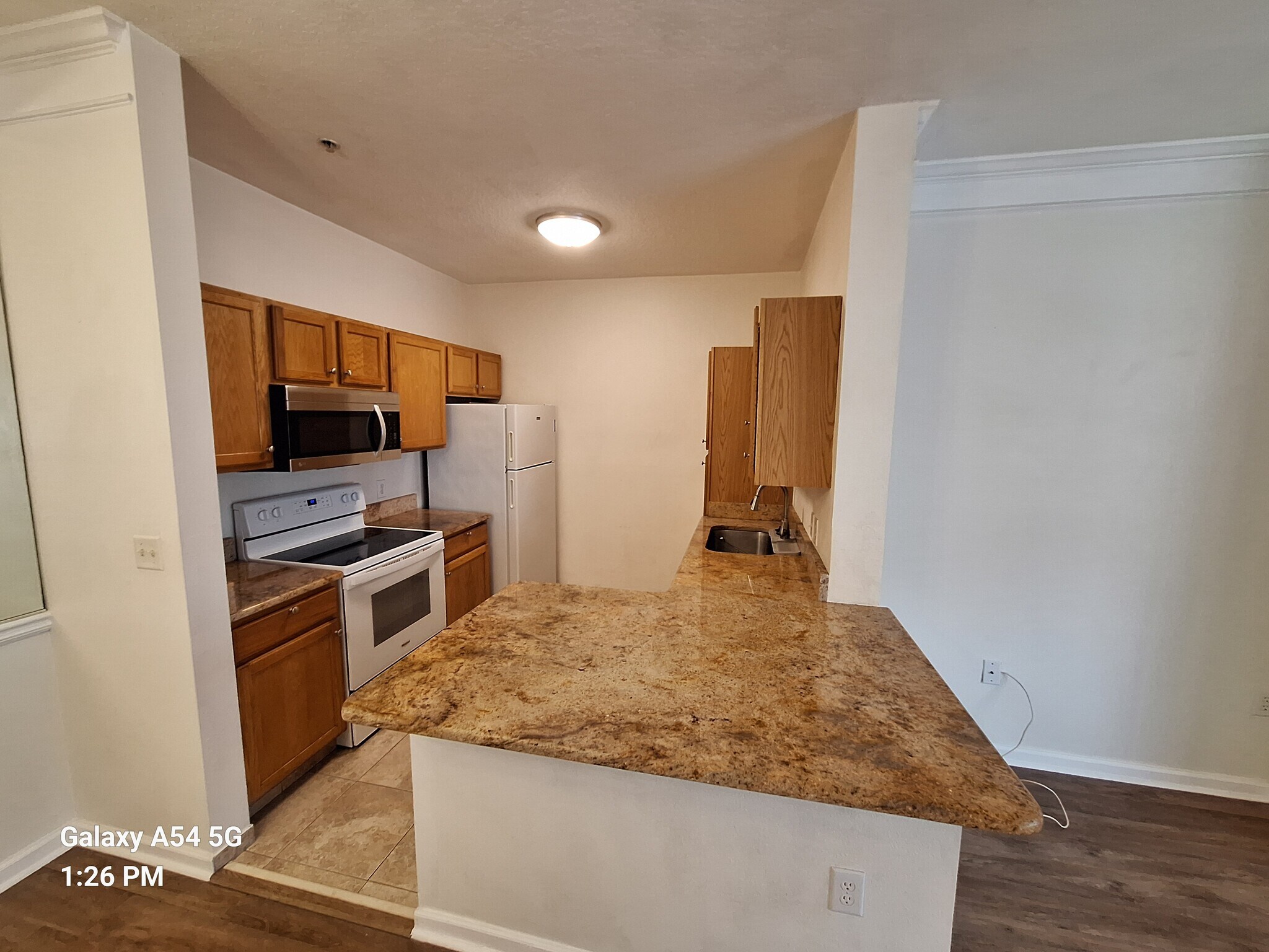 Large kitchen, plenty of counter space to pull up a stool - 4802 51st St W