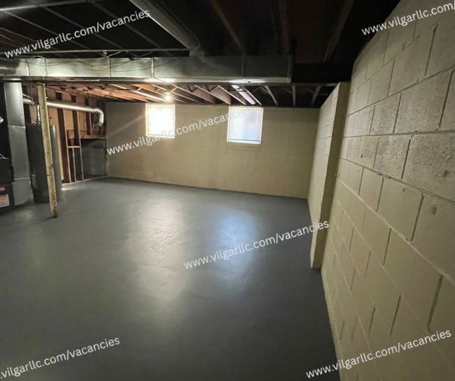 Building Photo - 3 spacious bedrooms, 2 full bathrooms home in Gary, IN