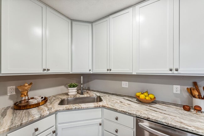 Building Photo - 4554 Moraine Ave