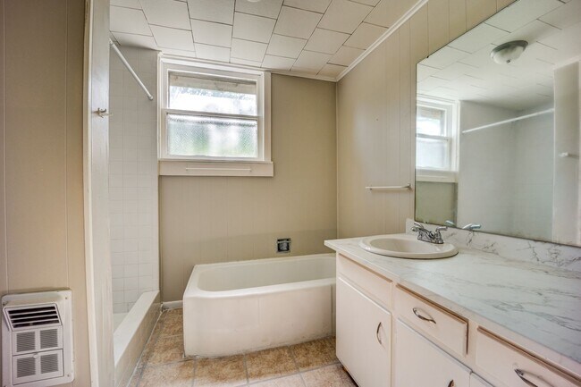 Building Photo - Freshly Updated 3 Bedroom Home