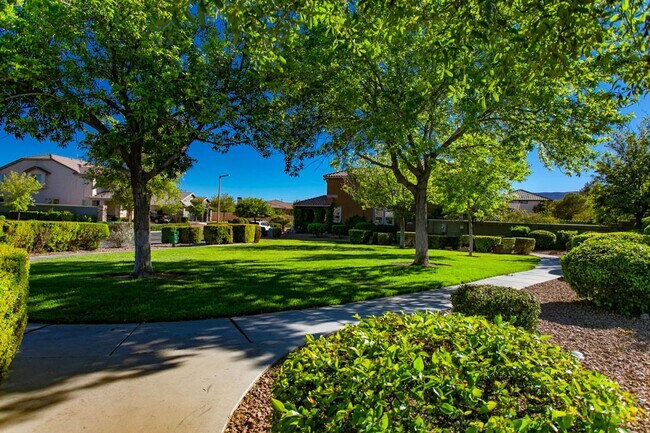 Building Photo - 3 Bed and Loft Summerlin Beauty