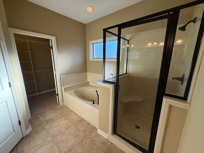Building Photo - BEAUTIFUL SPACIOUS HOME IN BARTLETT