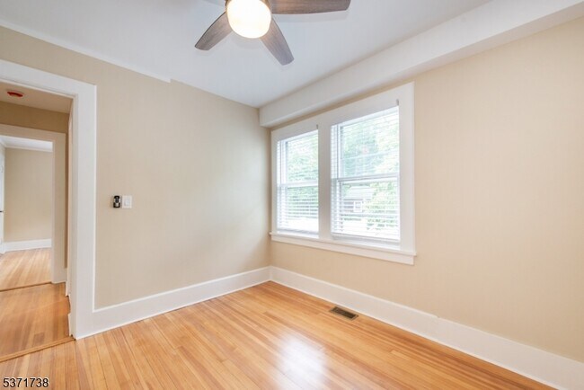 Building Photo - 50 Walnut Crescent