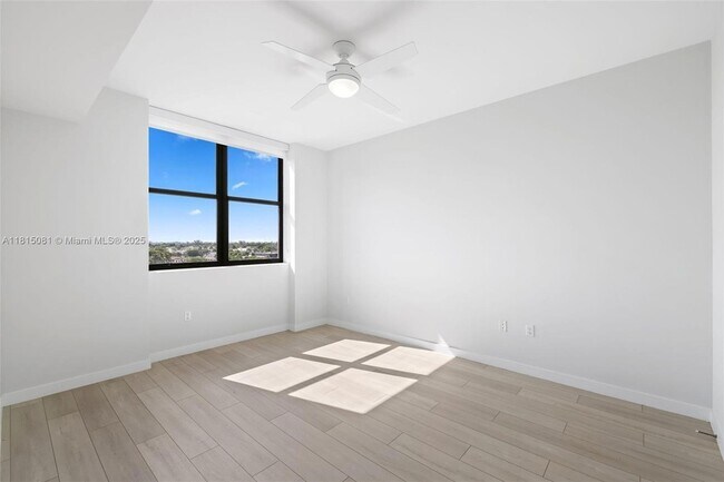 Building Photo - 555 NE 8th St