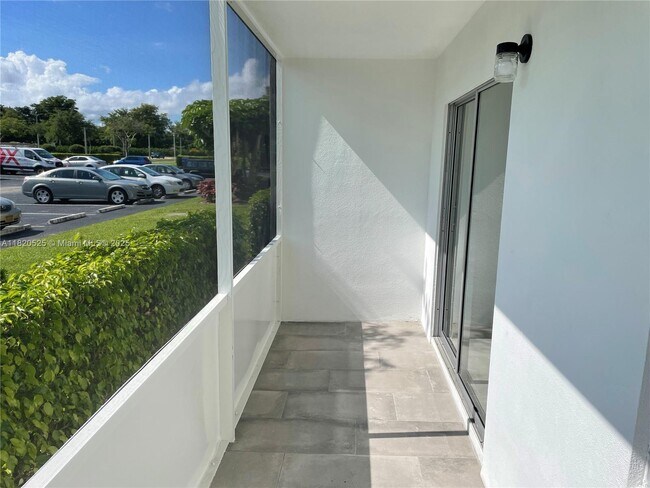 Building Photo - 136 Brighton D