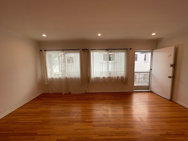 Building Photo - 1059-1059 S Genesee Ave