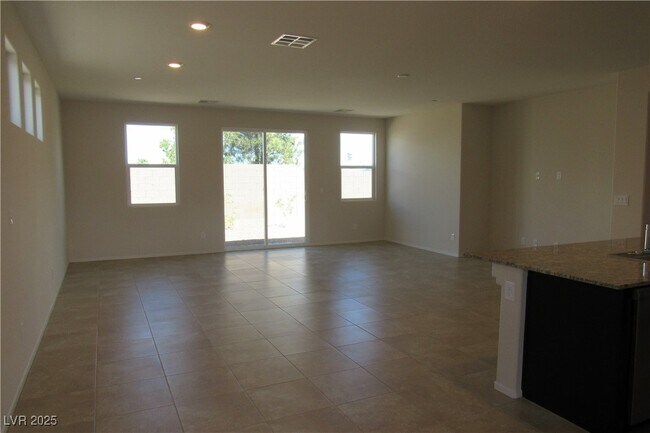 Building Photo - 2124 Del Aqua Ave