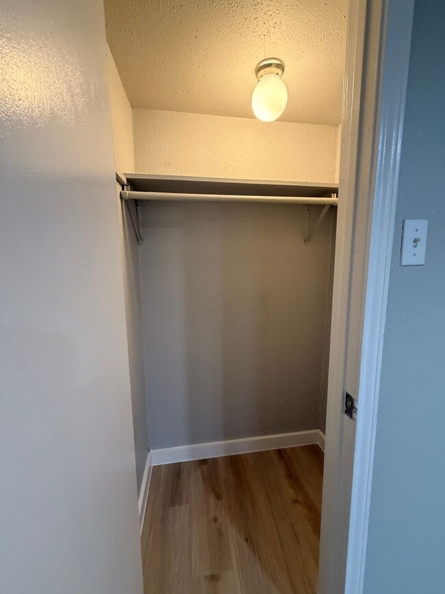 Building Photo - 2Bed/1bath Duplex in Hyde Park with Small Yard