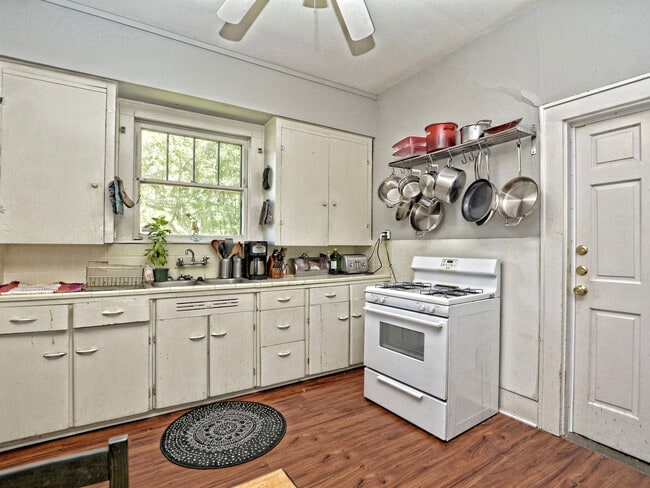 Building Photo - 406 W 30th St