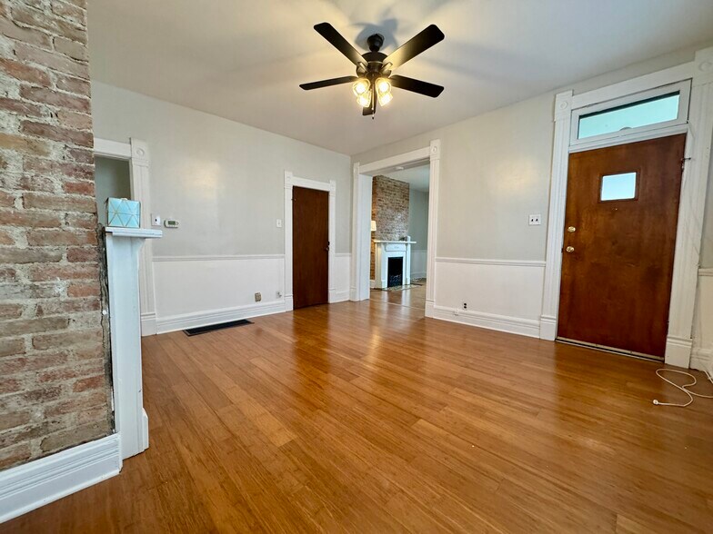 Building Photo - 121 Chicago Ave