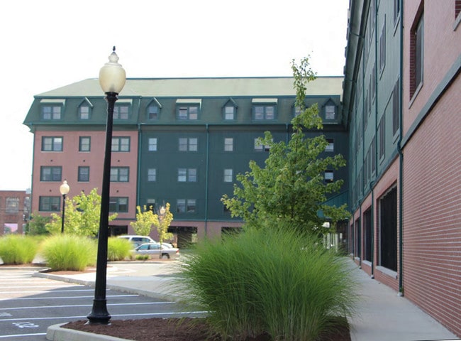 Primary Photo - Brookview Commons East - Great Downtown Li...