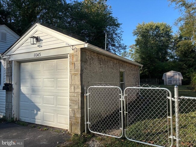 Building Photo - 1043 Thrush Ln