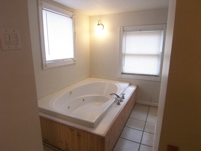 Building Photo - ****1711 Henry - Pineville off Claiborne St.