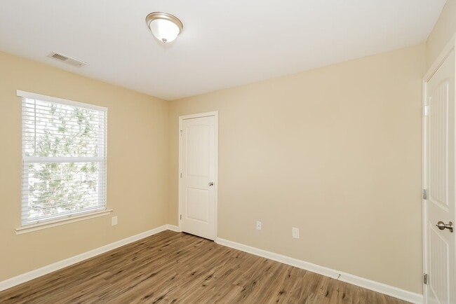 Building Photo - 141 Crescent Woode Way