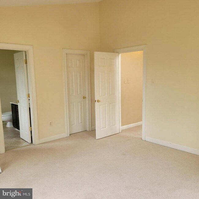 Building Photo - 218 Temple Dr