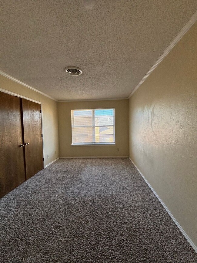 Building Photo - 6008-6010 Shelton St