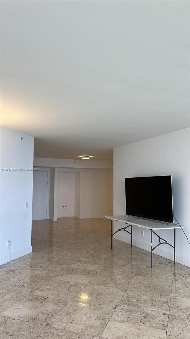 Building Photo - 4775 Collins Ave
