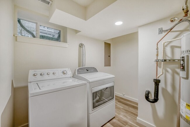Building Photo - Montlake/Madison Park Area | Remodeled 3 Bed + Bonus Spaces | Arboretum Access
