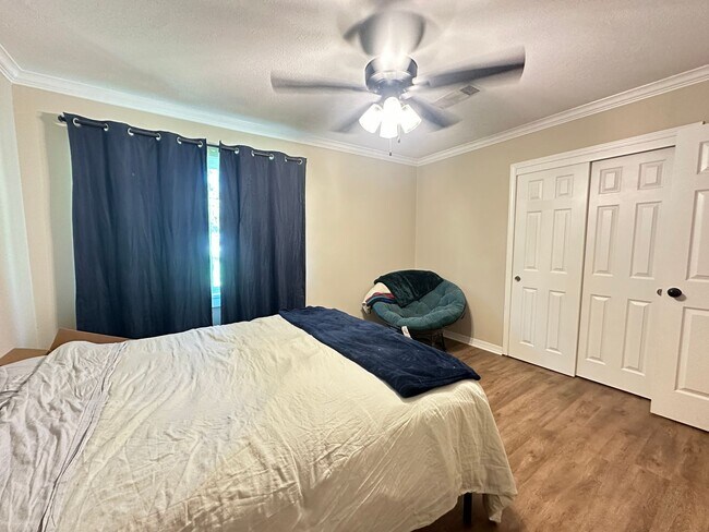 Building Photo - BEAUTIFUL CUSTOM HOME