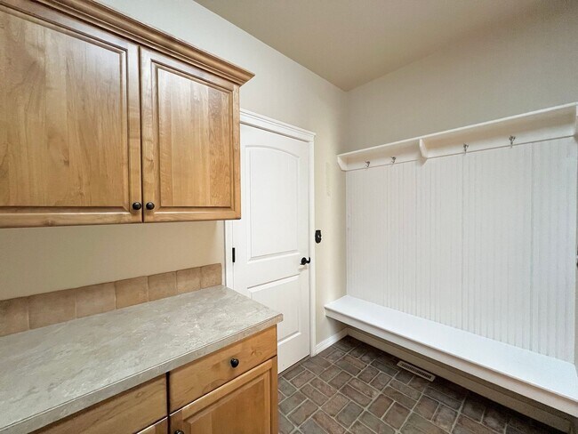 Building Photo - 5 Bed 3 Bath Bridge Tower Beauty