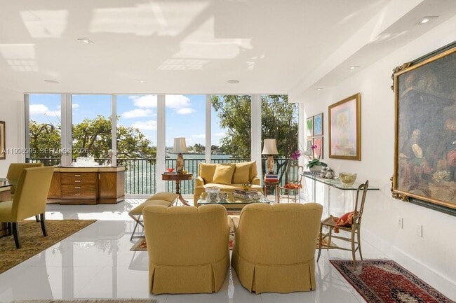 Building Photo - 1000 Venetian Way