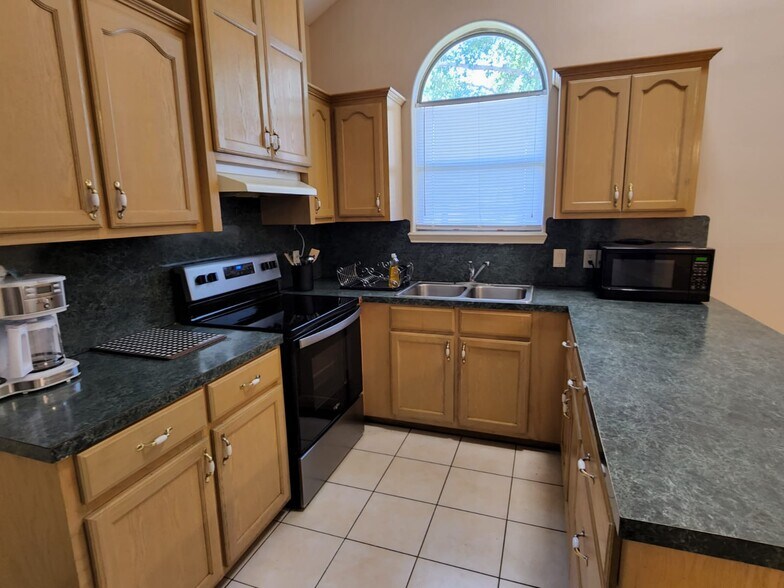 Building Photo - 3810 W Sarah Evans