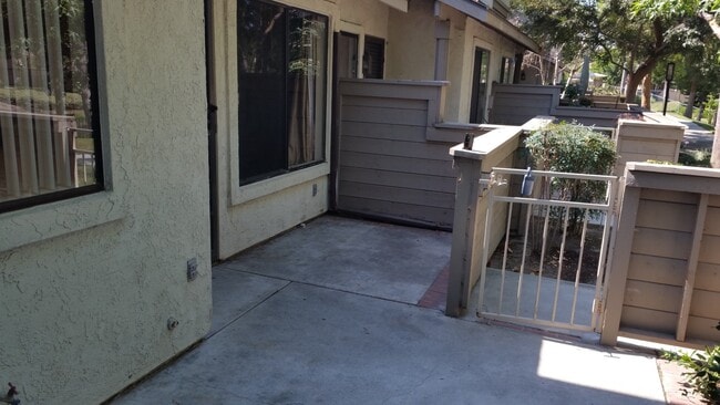 Building Photo - 2BED/2.5BATH