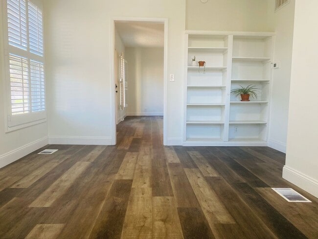 Building Photo - New Remodeled Downtown Home w/ detached carriage house, fenced back yard,