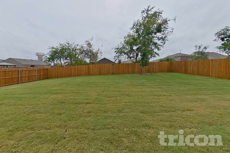 Building Photo - 1601 Parlier St