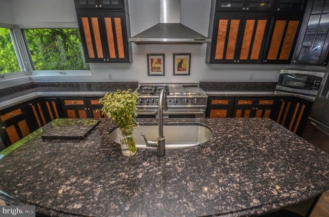 Building Photo - 3313 W Coquelin Terrace