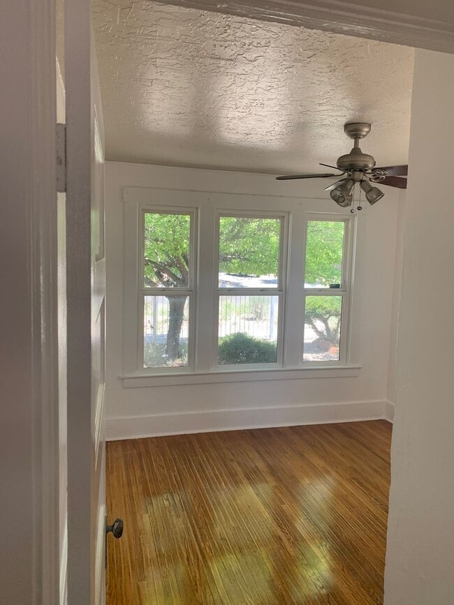 Building Photo - ***Cozy 2 bedroom 1 bath with GATED parkin...