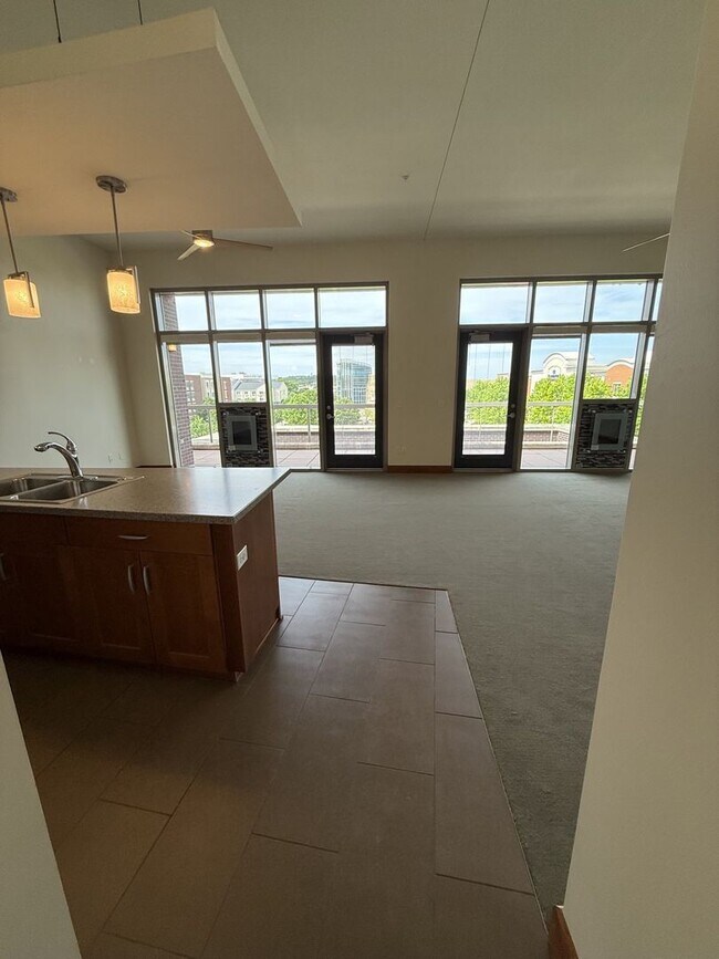 Building Photo - Luxury Apartment