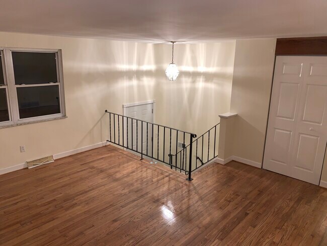 Building Photo - 4268 Sample Ct