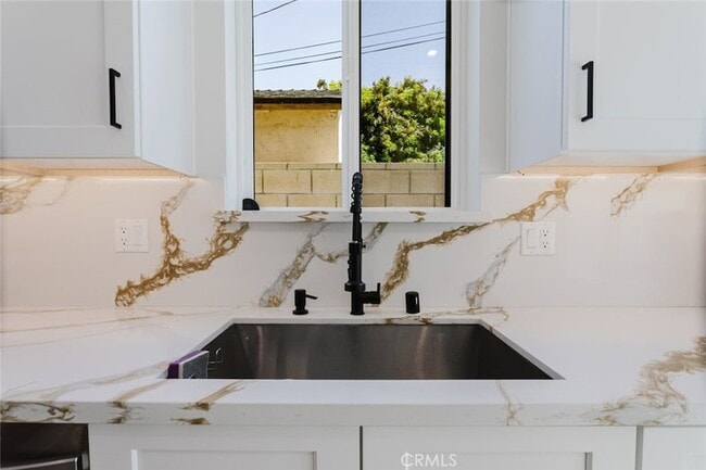 Building Photo - 13540 Hamlin St