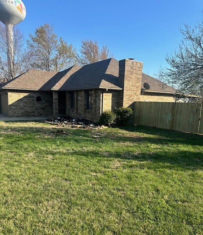 Building Photo - ALL BRICK HOME IN NIXA Located in McCroske...