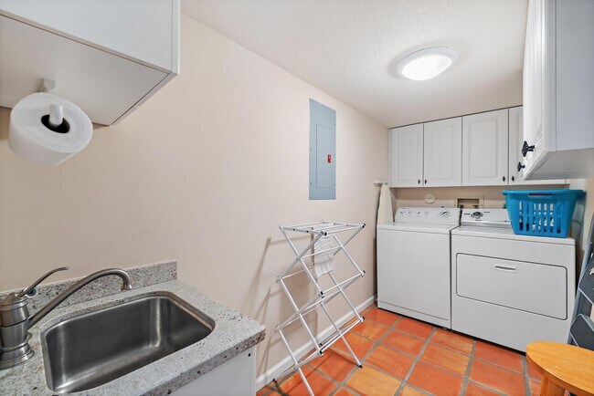 Building Photo - 3881 Back Bay Dr