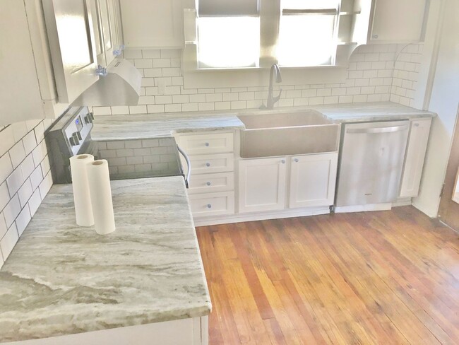 Building Photo - 3 Bedrooms 1 Bath