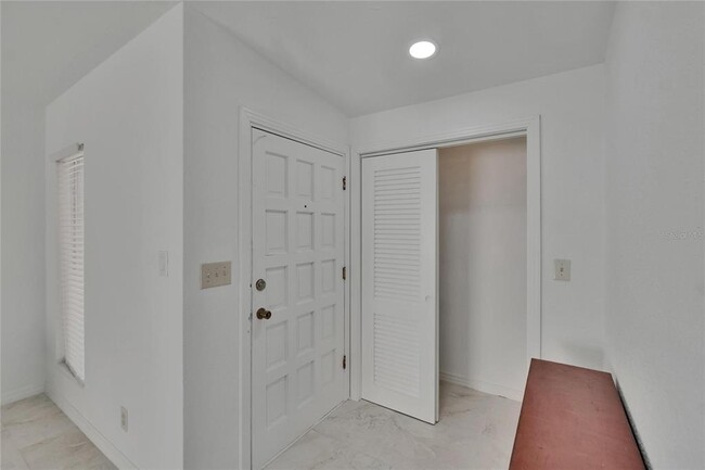 Building Photo - 802 W Russell Dr